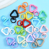 Accessoires de porte-clés à ressort triangulaires peints, clips, anneaux de suspension triangulaires, boucles pour porte-clés, clips, breloques de sac, crochets pivotants