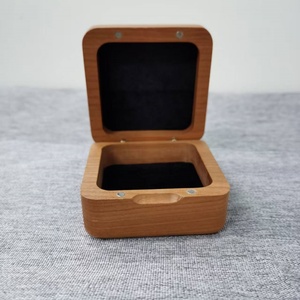 Boîte à bagues de fiançailles <span class=keywords><strong>en</strong></span> <span class=keywords><strong>bois</strong></span> écologique avec gravure sculptée pour la <span class=keywords><strong>décoration</strong></span> de la maison - Boîte à bijoux de rangement rustique - Product Image 2