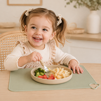 Vente en gros de tapis de table pour bébé en silicone de qualité alimentaire sans BPA ni PVC, forme d'ours mignon, antidérapant, tapis de repas pour enfants