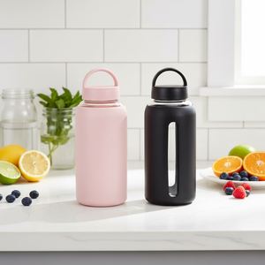 Bouteille d'eau portable en verre borosilicate sans BPA à large ouverture avec manchon en silicone 800 ml avec couvercle à paille 2-en-1 pour le sport - Product Image 1