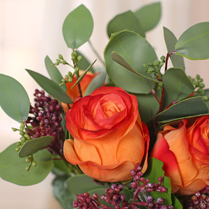 Ramo de Rosas Artificiales Naranjas Pre-Atado con Eucalipto y Bayas Púrpuras, Arreglo Floral de Seda para Decoración de Mesa y Jarrones del Hogar - Product Image 4