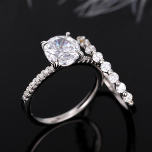 Anillo de Compromiso de Diamantes en Oro Blanco para Mujer Q018, Corte Brillante Redondo, Color G Natural, Piedras Laterales - Product Image 4