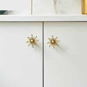 มือจับ<span class=keywords><strong>ตู้</strong></span>ครัวแบบกำหนดเอง ดีไซน์สร้างสรรค์ ทำจากทองเหลือง รูปทรงดอกทานตะวัน สำหรับเฟอร์นิเจอร์ ฮาร์ดแวร์ และลิ้นชัก - Product Image 3