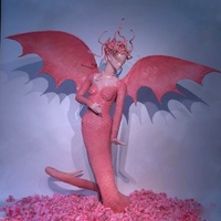 Sculpture d'art extérieure sur mesure en usine, modèle rose grandeur nature avec cheveux serpentins, statue en résine réaliste