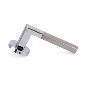 Manija de puerta de lujo de alta gama en níquel satinado mate con rosca redonda, palanca interior separada y juego de cerradura con escutcheon. - Product Image 5