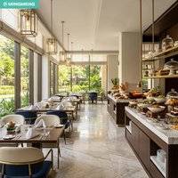 Ensemble de mobilier de restaurant moderne pour hôtel : table à manger en bois massif et chaises rembourrées en tissu pour projet de salle à manger