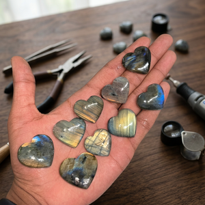 MAHNAJ GEMS Pierre précieuse naturelle en labradorite à fort éclat, en forme de cœur poli, 10-20 mm, pour la fabrication de bijoux, Rajasthan - Product Image 4