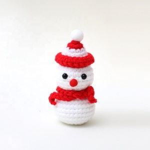 Ornements de Noël et de la Saint-Valentin en laine tricotée au crochet : Petite poupée, Élan, Pompon positif, Pomme de terre, Bonhomme de neige - Product Image 6