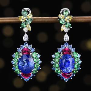 Pendientes de Clip con Múltiples Piedras Preciosas, Oro Blanco de 18K con Zafiro Azul Natural en el Centro, Total de 5.024ct de Piedras Preciosas Mixtas: Zafiro y Turmalina - Product Image 1