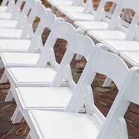 Mobilier d'extérieur pour événements et fêtes de mariage, banquet, facile à nettoyer et à plier, coussin de siège amovible en PU, chaises pliantes blanches en résine plastique