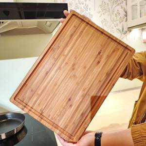 Luxuriöses Personalisiertes Holz-Schneidebrett aus Endholz und Bambus, Küchen-Charcuterie-Brett mit Dickem Saftrille und Griff, Anpassbarer Block - Product Image 4