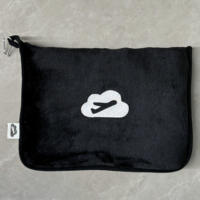 Couverture de voyage 2-en-1 en flanelle de polyester, pliable en oreiller de rangement avec clip de bagage, mains libres pour l'aéroport