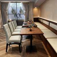 Ensemble de salle à manger moderne pour restaurant, table avec plateau HPL ignifuge et chaises avec structure en bois de caoutchouc massif pour projet commercial de café bistro