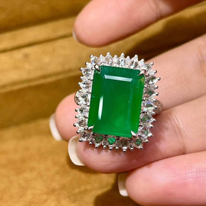 Bague en or blanc 18 carats avec émeraude naturelle verte vif GRC de 7,62 carats et 81 diamants d'appoint de 1,35 carat pour occasions de soirée féminines - Product Image 1