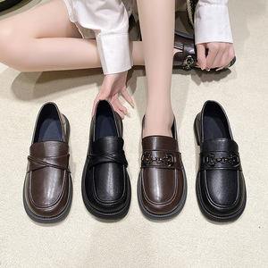 Nouvelle Arrivée Chaussures Plates en Cuir Style Britannique à Chaîne Grande Taille pour Femmes Automne à Enfiler Talon Bas - Product Image 1