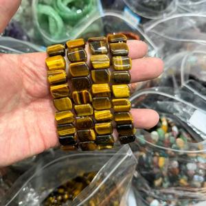 กำไลข้อมือลูกปัดทรงลูกบาศก์จากฟลูออไรต์ธรรมชาติ โรสควอตซ์ และไทเกอร์อาย ดีไซน์ทันสมัย หินทรงสี่เหลี่ยม เสริมพลังงานบำบัด สำหรับผู้หญิงและผู้ชาย ขายส่ง - Product Image 3