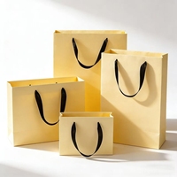 Sacs cadeaux de luxe personnalisés en papier mat jaune avec poignée durable pour vêtements, bijoux, boutiques et cadeaux, avec cordon de serrage