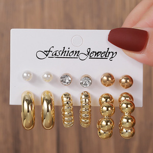 Boucles d'oreilles créoles dorées tendance avec perles et strass géométriques pour femme – Idéales pour les soirées - Product Image 3