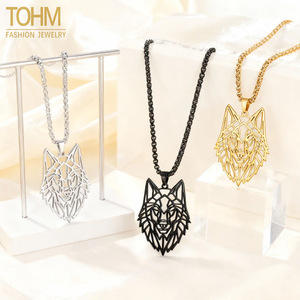 Collana con Ciondolo a Testa di Lupo Traforato in Acciaio Inox Placcato Oro, Stile Retrò Personalizzato per Uomo - Product Image 1