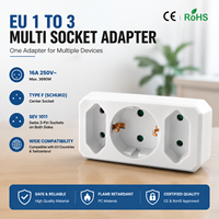 Adaptateur de prise en ligne 3 voies, 1 prise Schuko Type F centrale, 2 prises Euro Type C latérales, rangée horizontale, volet de sécurité vert, chanfreiné blanc