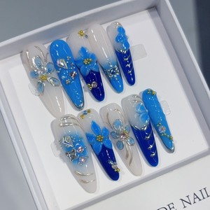 <span class=keywords><strong>Ongles</strong></span> ovales faits main avec pointes bleues, base blanche, fleurs <span class=keywords><strong>en</strong></span> relief et strass, 10 pièces - Product Image 4