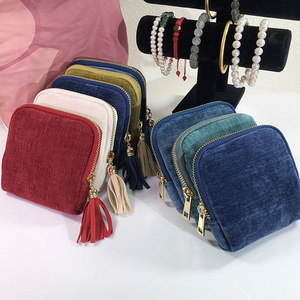 Sac fourre-tout géométrique noir moderne avec deux poignées et des accessoires dorés, pratique pour un usage quotidien - Product Image 1