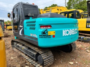 Excavatrice Kobelco SK140 d'occasion, fabriquée au Japon, 14 tonnes, moteur Mitsubishi, roulement central, modèle 2024, rapport technique. - Product Image 6