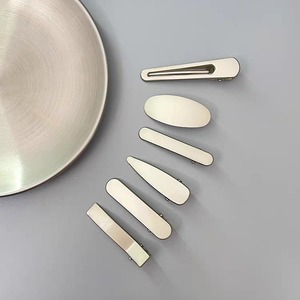 คลิปหนีบ<span class=keywords><strong>ผม</strong></span>โลหะสีเงินระดับไฮเอนด์แบบมินิมอลไม่ซ้ำใครผมม้าด้านข้างสำหรับงานปาร์ตี้ที่หนีบผมสไตล์หรูหราเรียบง่าย - Product Image 2