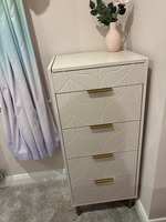 Commode élégante en bois blanc avec miroir relevable et tiroirs à façades sculptées pour chambre à coucher