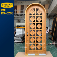 Porte d'entrée arquée en bois massif sculpté avec insert en verre, style campagnard australien