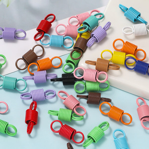 Connecteurs à ressort en fer à double anneau colorés, petits accessoires de bijouterie DIY pour la fabrication de porte-clés, vente en gros - Product Image 1