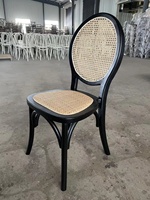 Chaise Monet en rotin en bois empilable pour mariage, événement, location de fête, salle à manger