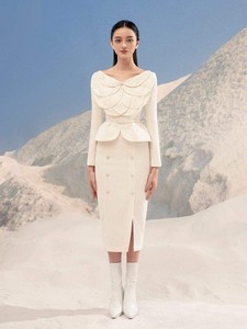 2025 haute qualité mode élégant <span class=keywords><strong>noir</strong></span> et blanc femmes deux pièces costume laine à manches longues haut longue demi jupe <span class=keywords><strong>pour</strong></span> <span class=keywords><strong>les</strong></span> fêtes - Product Image 3