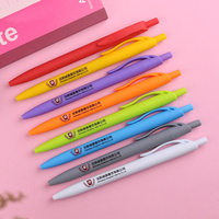 Stylo bille en plastique noir avec impression UV, logo personnalisé, fabrication OEM/ODM, vente en gros directe d'usine en Chine, faible MOQ