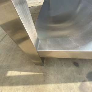 Hochbelastbarer Edelstahl Arbeitstisch mit Ablageboden für Großküchenausstattung - Product Image 2