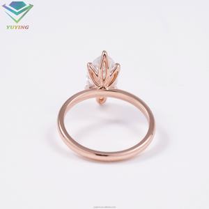 แหวนแต่งงานผู้หญิง ยูอิง โซลิแทร์ แบบหนีบ 18K โรสโกลด์ 2 กะรัต มาร์คีส์ วีวีเอส มอสซาไนต์ แหวนหมั้น มอสซาไนต์ เครื่องประดับชั้นดี - Product Image 4