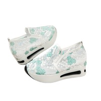 En gros Chaussures de marche compensées à plateforme pour femmes, style mode, en dentelle et maille, rehaussantes, décontractées, à enfiler, type mocassins