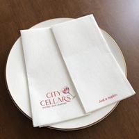 Serviettes de Offre Spéciale personnalisées pour le dîner Serviettes blanches imprimées à chaud Serviettes Airlaid de poche pour les bars d'hôtels familiaux