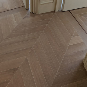 Parquet en bois d'ingénierie AVANTIMORA IEC62321 multicouche brillant en chêne européen, qualité ABC, ignifuge, à joint chevron avec système de raccordement T&G - Product Image 1