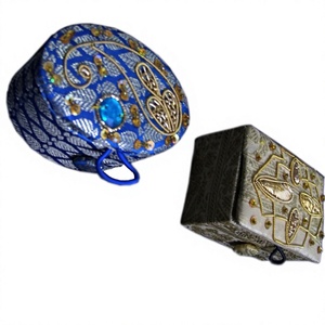 Boîte à bijoux en tissu brodé de velours fait main, forme carrée, accessoire décoratif pour la maison avec détails de perles en fil d'or - Product Image 2