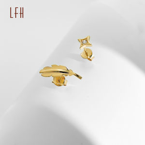 Vente en gros de boucles d'oreilles clous géométriques miniatures en or véritable 18 carats, style simple en or jaune pour fiançailles d'enfant - Product Image 3