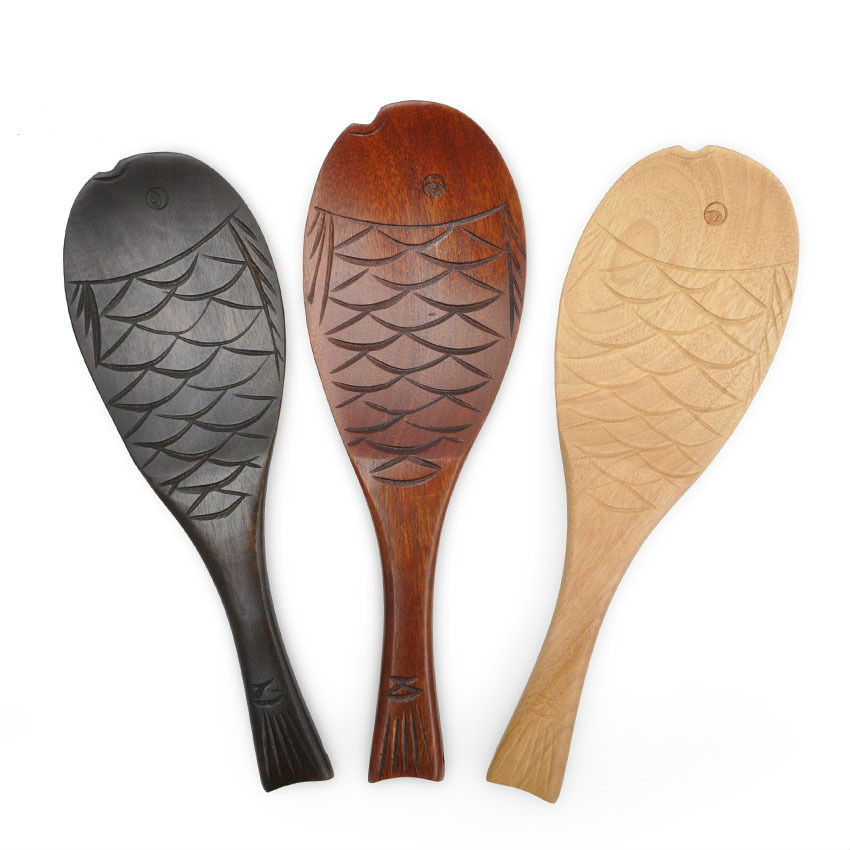 seulement une grande cuillère à riz en forme de poisson laqué