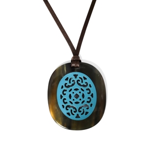 Pendentif bohème en corne de buffle Gaia Heritage, bijoux artisanaux bio pour femmes, style ethnique vintage, charme esthétique - Product Image 1