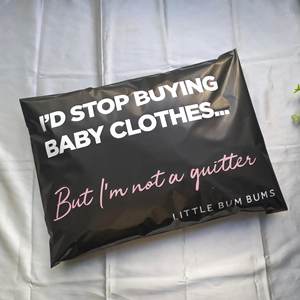 Bolsa de Envío Negra Mate para Ropa de Hombre, Embalaje de Marca, Bolsa de Mensajería Express, Bolsa de Poliéster para Envíos con Cinta Adhesiva Resistente - Product Image 1