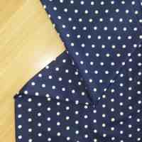 Tissu en gros imprimé pois blancs marine anti-boulochage 120 g/m² à motif rétro pour la production de jupes, robes et vêtements pour femmes
