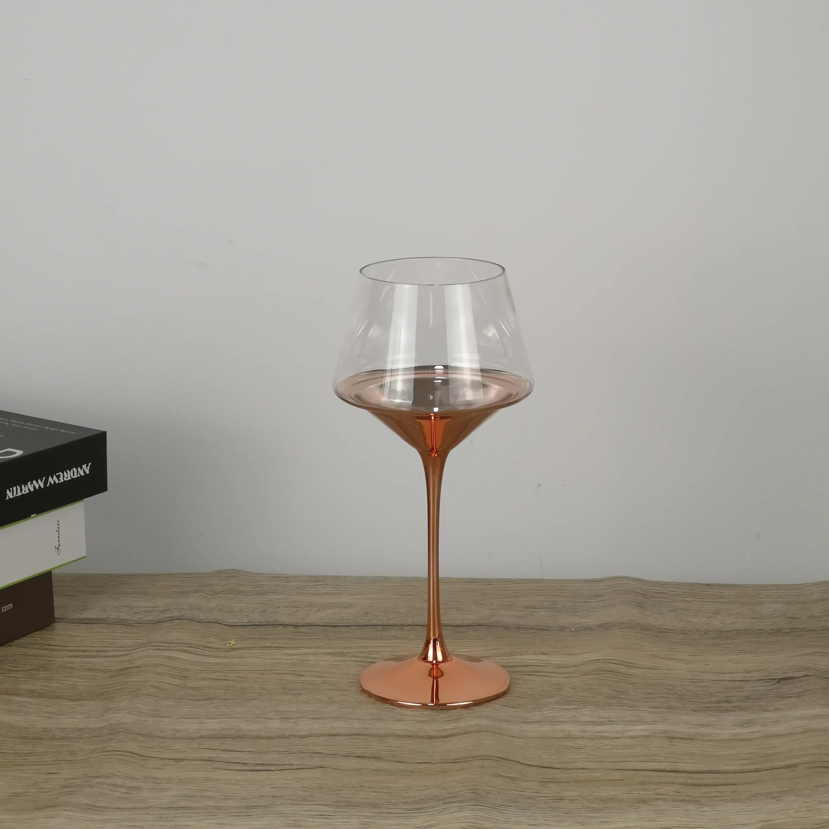 कस्टम सस्ते जिन चश्मा मोटी स्टेम लाल रंगीन शराब चखने ग्लास