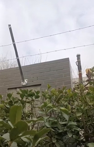 Venta al por mayor diferentes tipos de alambre de púas tapas de <span class=keywords><strong>poste</strong></span> de eslabones de cadena soportes de alambre de púas galvanizado cercado de alambre de púas reforzado con bobina - Product Image 5