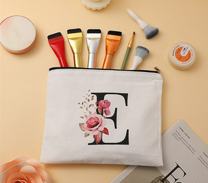 Borsa da Viaggio in Tela 12 OZ con Logo <span class=keywords><strong>Personalizzato</strong></span>, Pochette per Trucco con Lettera A-Z, <span class=keywords><strong>Regalo</strong></span> di Compleanno per Donne, Madri, Amiche - Product Image 1