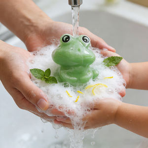 Savon solide artisanal hydratant pour enfants en forme de grenouille, à base de glycérine et de beurre de karité, formule de soin de la peau - Product Image 1