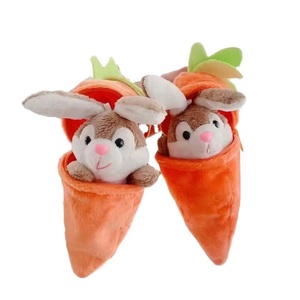 Llaveros de peluche al por mayor: conejo zanahoria transformable, juguete de peluche suave y colgante para llavero - Product Image 1